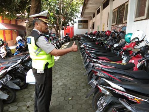 Patroli Disiplin Tempat Parkir oleh Petugas Polri 